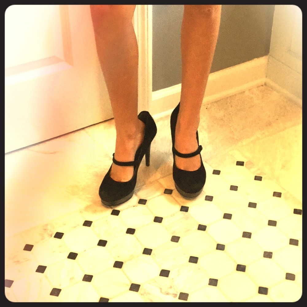 Black Heels With Scaled Patterns